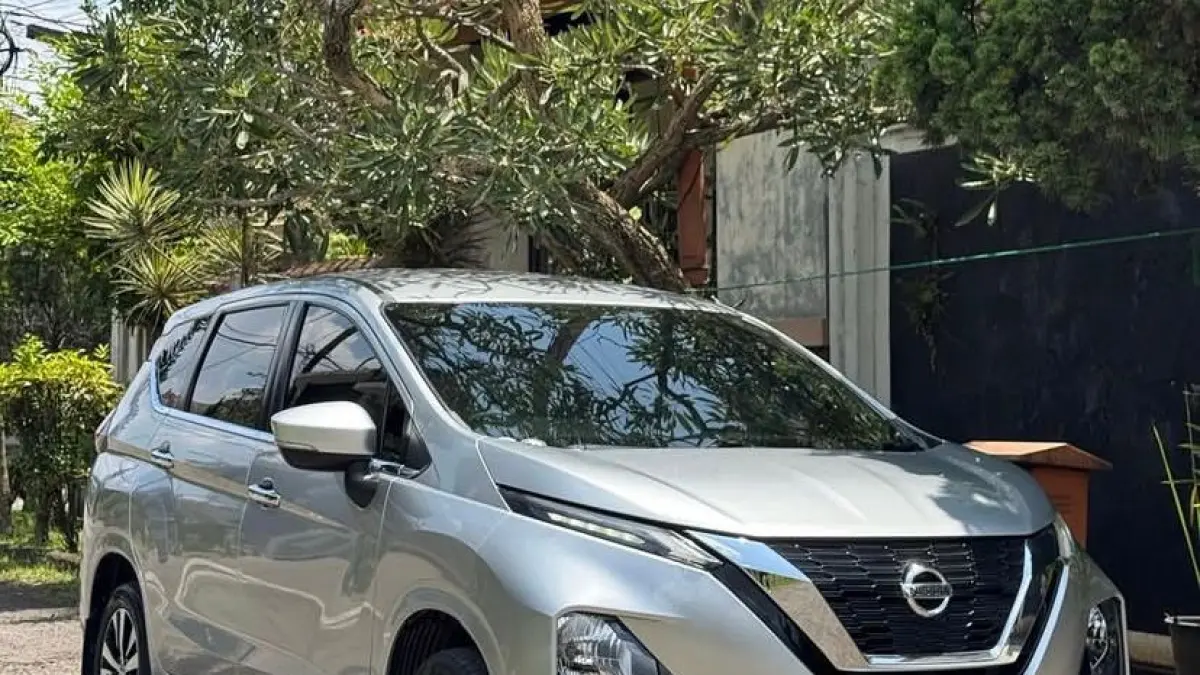 Cari Xpander tapi dana kurang? Cek Nissan Livina VE Matic bekas! Harga lebih murah, interior mewah cokelat tua & angsuran cuma Rp3 jutaan. Simak di sini!