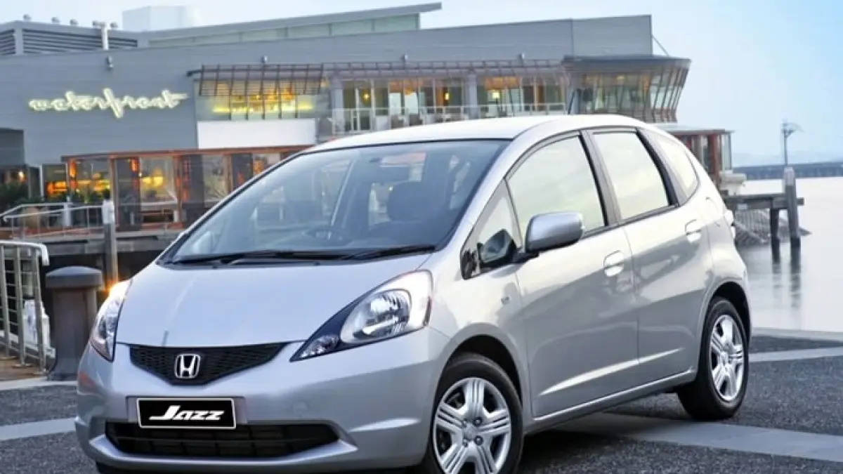Honda Jazz 2026 facelift hadir dengan desain baru, dimensi lebih besar, dan harga Rp162 jutaan, siap bersaing di pasar global.
