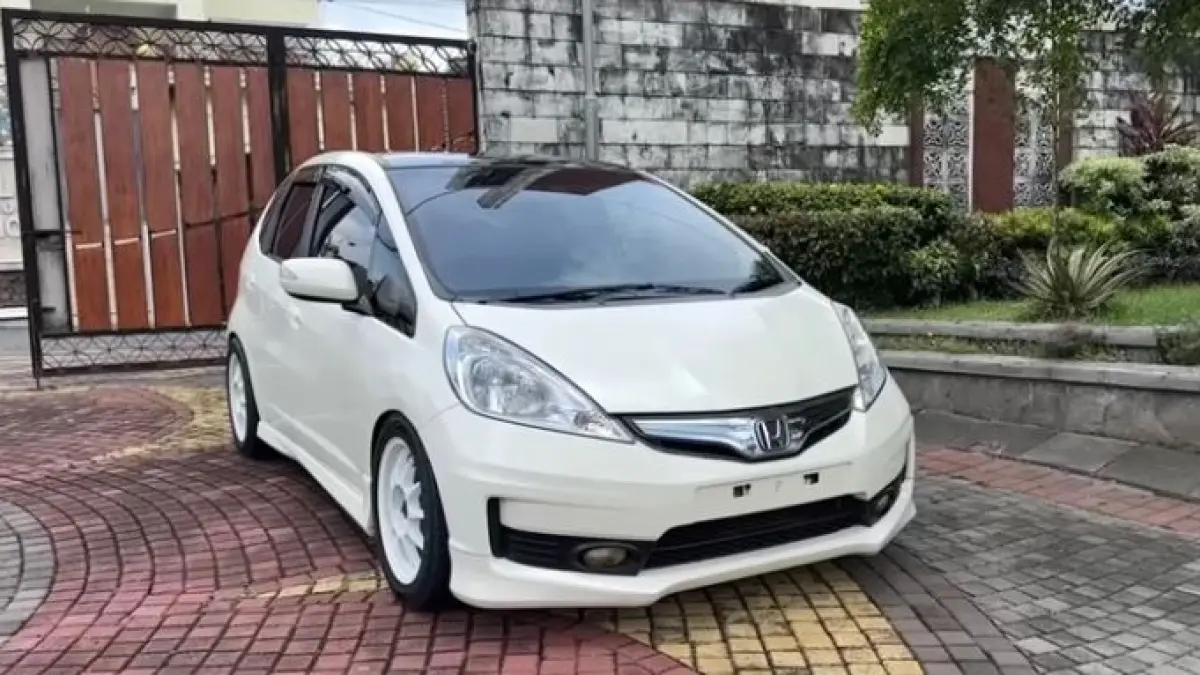 Intip kecanggihan Honda Fit Hybrid JDM! Hatchback langka dengan konsumsi BBM 27 km/liter, fitur panoramic roof, dan teknologi mesin IMA yang gahar.