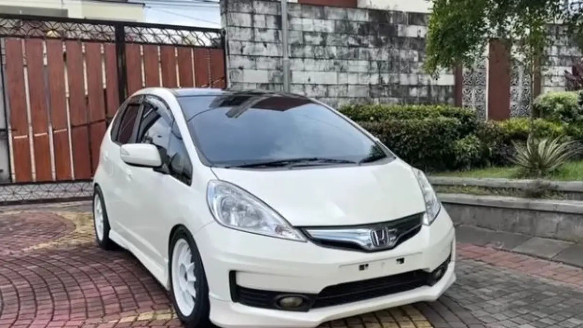 Intip Honda Jazz Hybrid G8 langka! Mesin 1.300 cc irit 27 km/liter, fitur JDM mewah, dan teknologi IMA. Cek keunggulan hatchack CBU Jepang ini di sini!