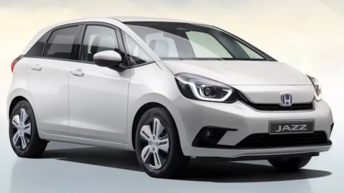 Kehadiran Honda Jazz Hybrid Crosstar ini tetap mempertahankan siluet rounded yang kompak, namun dibekali dengan cladding hitam, roof rail, dan ground clearance yang sedikit lebih tinggi.