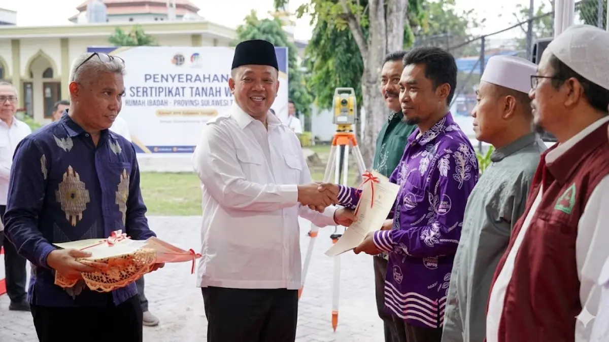 Menteri Nusron Wahid serahkan 33 Sertipikasi Tanah Wakaf Sulawesi Tengah. Lindungi aset rumah ibadah dan permudah izin pesantren. Cek selengkapnya!