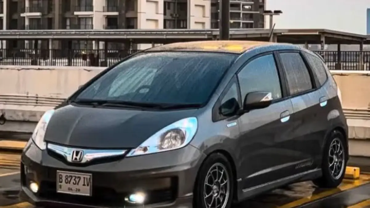 Modifikasi Honda Jazz GE8 ala Hybrid JDM habis Rp500 juta! Pakai atap panoramik dan part langka Jepang. Intip spek detailnya di sini!