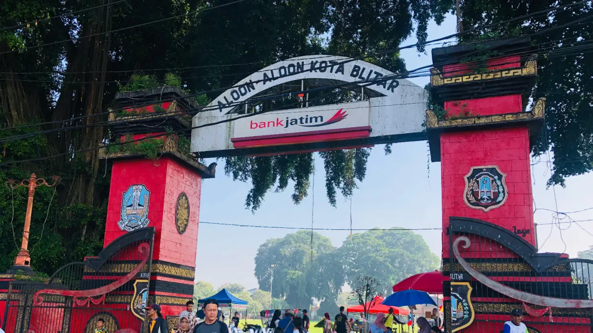Postingan salah seorang kreator konten yang menyoroti fasilitas di Alun-Alun Kota Blitar langsung direspons oleh Wali Kota Blitar Syauqul Muhibbin.&nbsp;