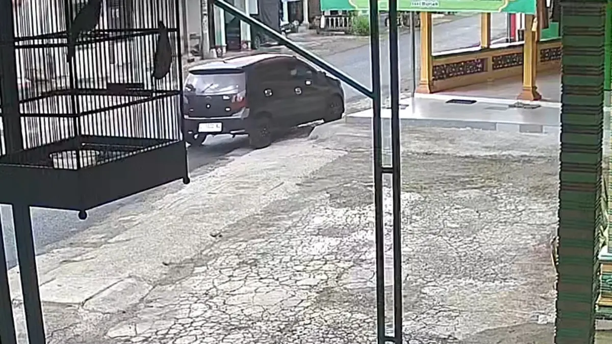Tampak mobil diduga pelaku saat melaksanakan aksi penipuan atau gendam di Wilayah Stasiun Wlingi pada Kamis(2/4/2026).(Dok CCTV)