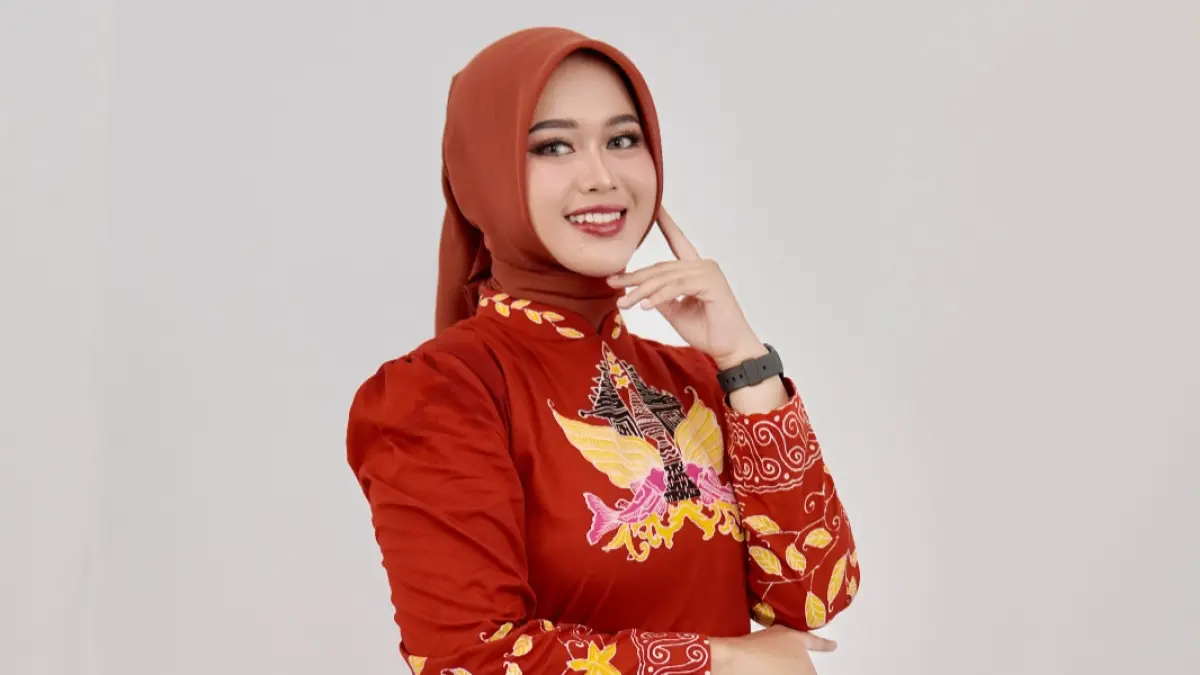 Tiara Rahma Anjani UNTUK RADAR BLITAR 

ANGGUN: Tiara Rahma Anjani mengenakan gaun batik saat tampil di suata acara beberapa waktu lalu.
