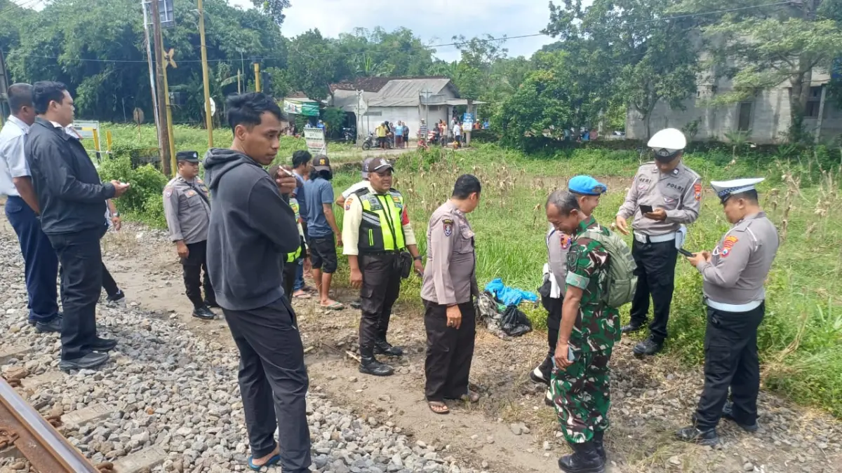 ‎POLRES BLITAR KOTA UNTUK RADAR PENATARAN - ‎DIPERIKSA: Pihak kepolisian saat melakukan olah TKP lansia tertabrak kereta di Desa Ngaglik, Kecamatan Srengat.