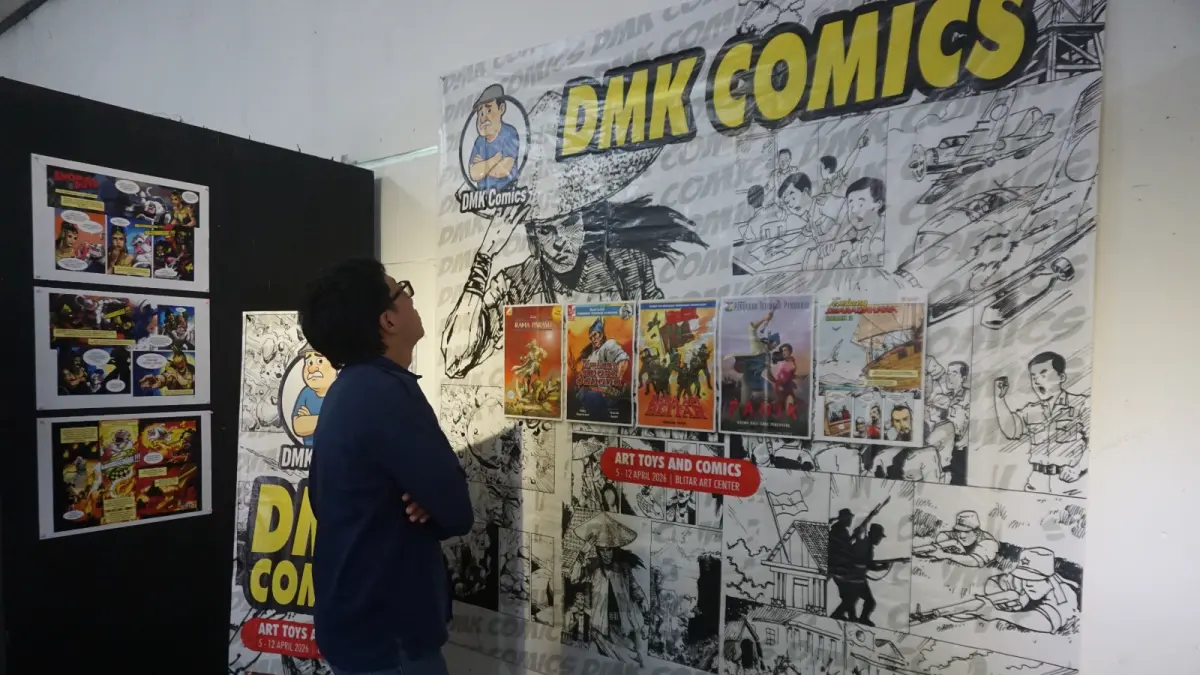 RIFTANTA YUNA FELLANDA/RADAR BLITAR&nbsp;- RUANG KREATIF: Pengunjung melihat sejumlah karya komik hingga anime dari peserta pameran bertajuk Art Toys and Comic di Blitar Art Center, kemarin (6/4). &nbsp;