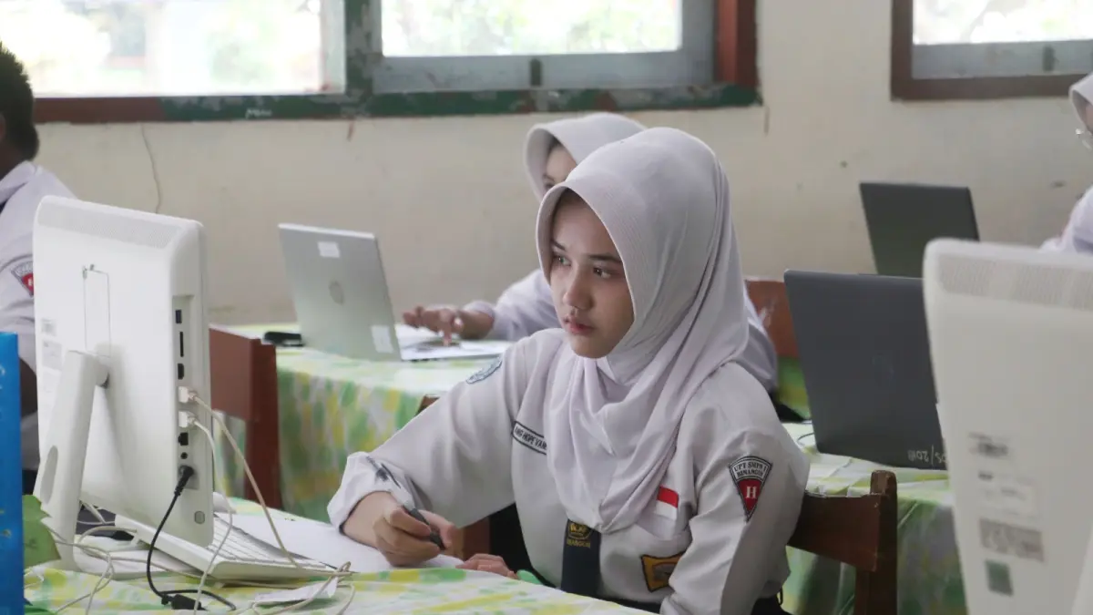 Siswa kelas IX SMP lagi bersemangat mengikuti tes kemampuan akademik (TKA) yang digelar hari pertama pada Senin (6/4). 