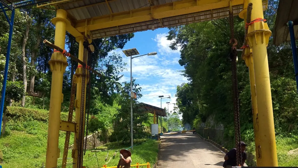  Di tepian Sungai Brantas itu, denyut kehidupan tak hanya mengalir bersama derasnya arus air, tetapi juga melalui jasa penyeberangan tradisional yang tetap bertahan di tengah perkembangan infrastruktur modern.