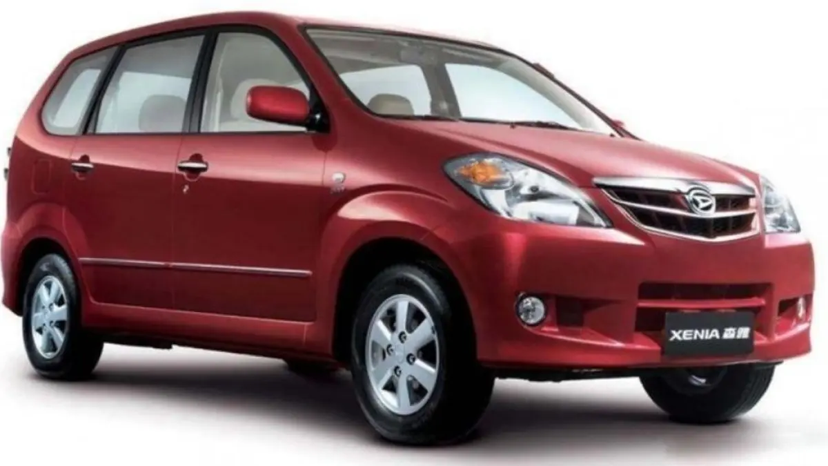 Perbandingan Grand Livina vs Daihatsu Xenia 2013, mana lebih nyaman dan irit? Simak kelebihan dan kekurangannya di sini.
