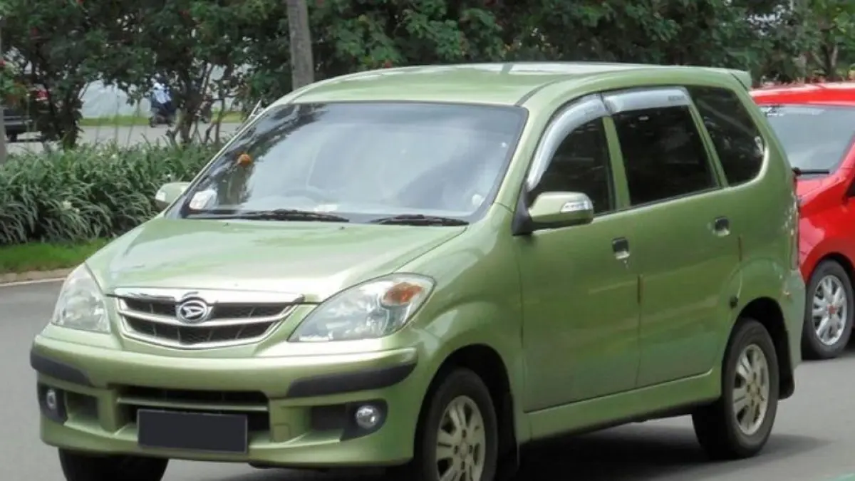 Perbandingan Xenia 2014 vs Grand Livina 2009 untuk travel, mana lebih tahan banting? Simak hasil uji pemakaian 500 ribu km.