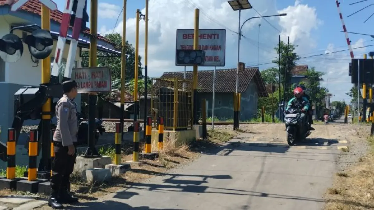 Personel Polsek Sanankulon rutin melaksanakan patroli keamanan sekaligus pengecekan mendalam di sejumlah titik perlintasan kereta api yang berada di wilayah hukumnya.