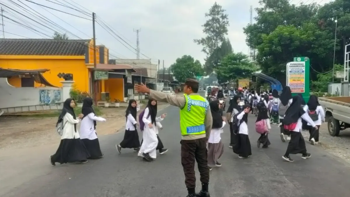 Aktivitas pagi di jalur utama Blitar–Kediri kembali diwarnai peningkatan volume kendaraan, terutama saat jam berangkat kerja dan sekolah.