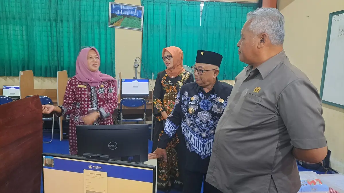 Bupati Blitar Rijanto bersama Sekda Kabupaten Khusna Lindarti dan Ketua Komisi IV Sugeng Suroso, saat menijau TKA di SMPN 1 Wlingi.l, Kamis (9/4).