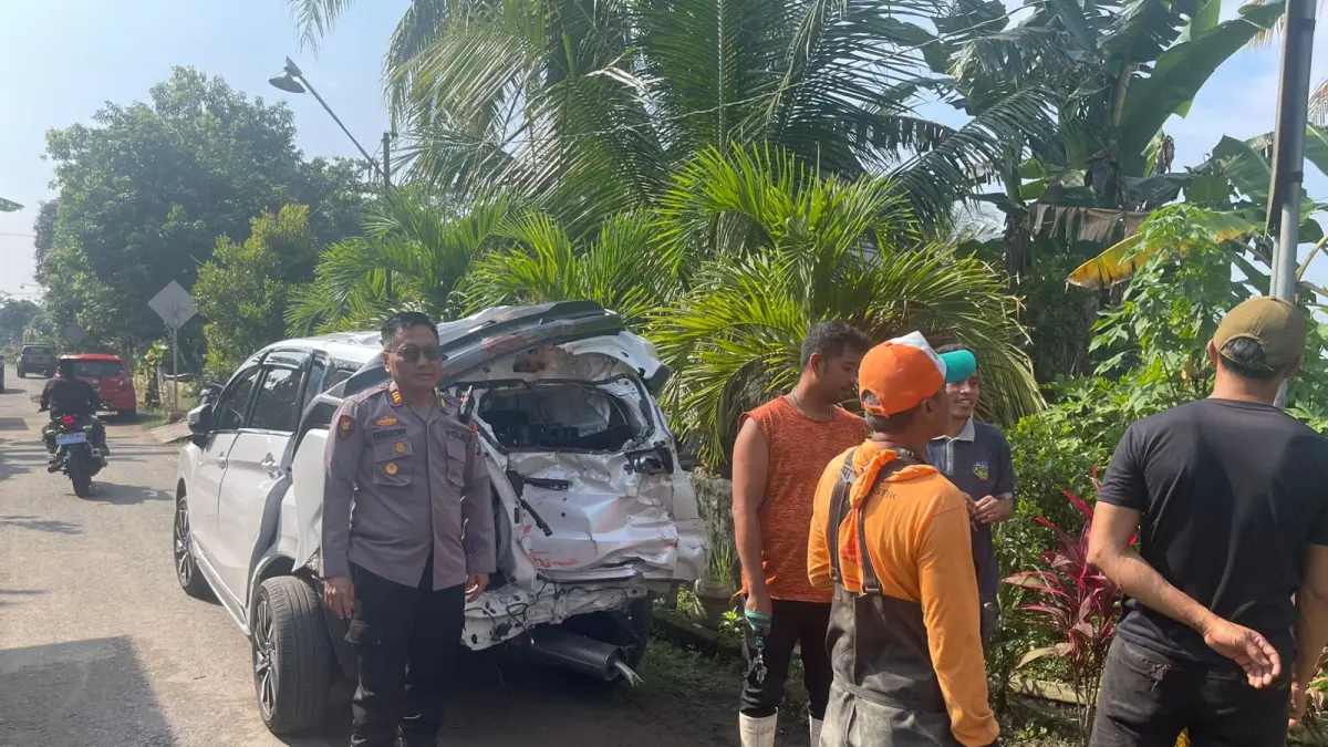 Kondisi nahas dialami oleh pengemudi dan penumpang minibus warga Kelurahan Tangkil, Kecamatan Wlingi, Selasa (7/4) lalu.