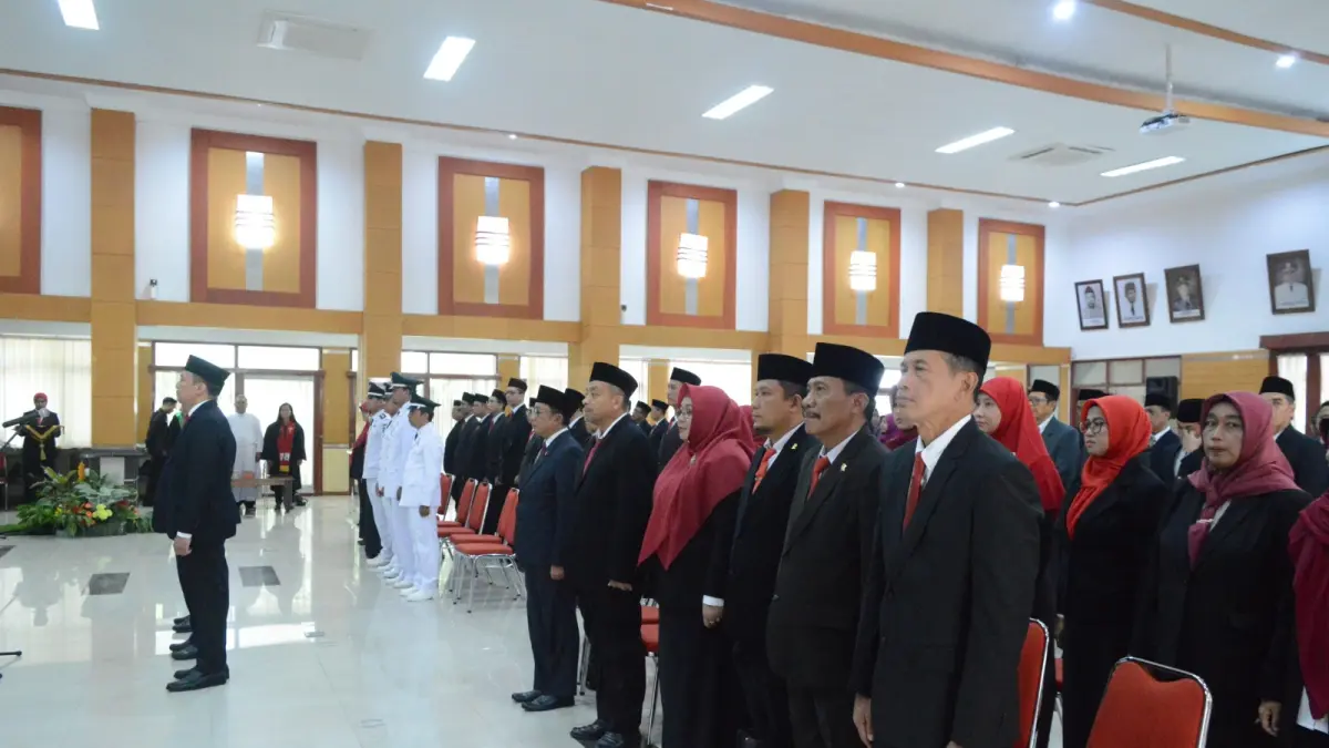 Priyo Suhartono (depan, paling kanan) terkena mutasi. Kini digeser jadi staf ahli. 