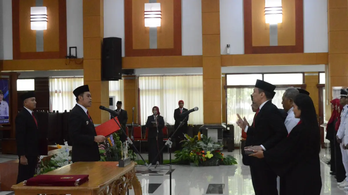 Sejumlah ASN Lingkup Pemkot Blitar mengucap sumpah usai dilantik Wali Kota pada mutasi, Rabu (8/4). 