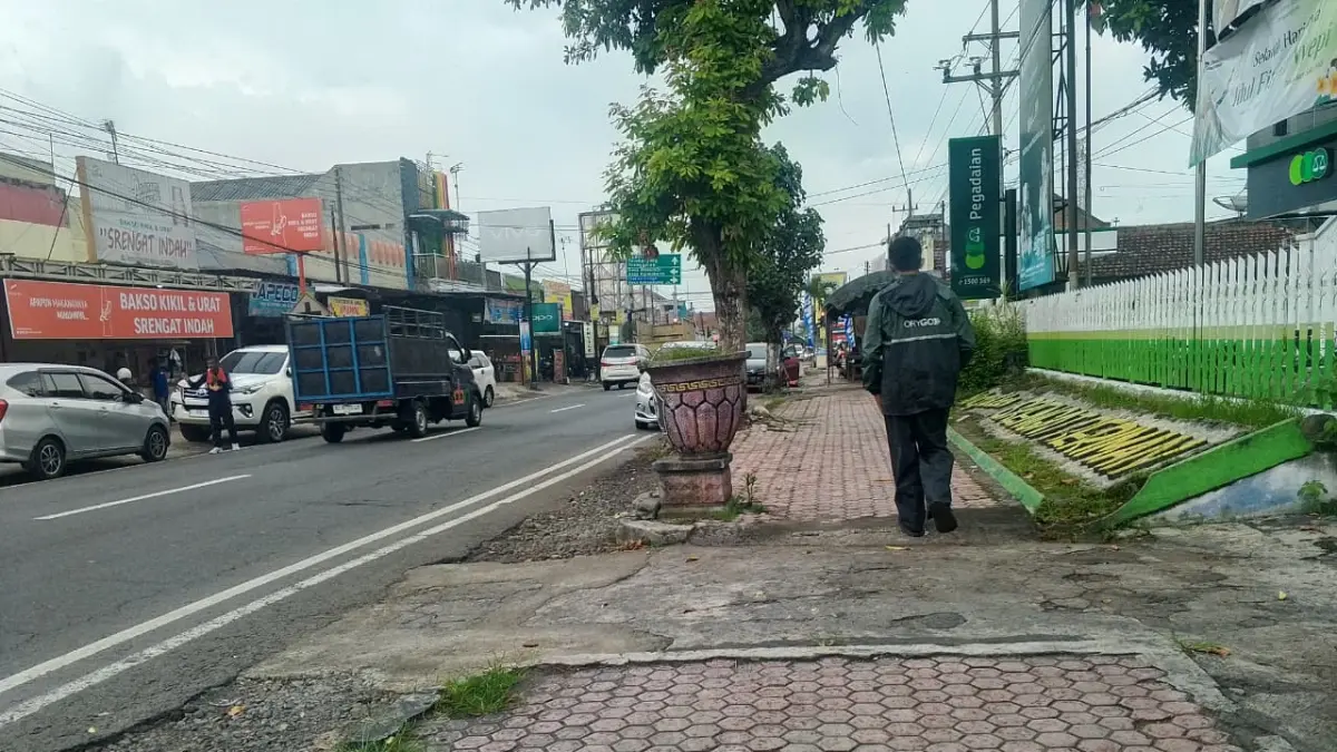 AKHMAD NUR KHOIRI/RADAR PENATARAN - ‎DIPERGUNAKAN: Salah satu trotoar di kawasan Pasar Srengat yang digunakan oleh pejalan kaki.