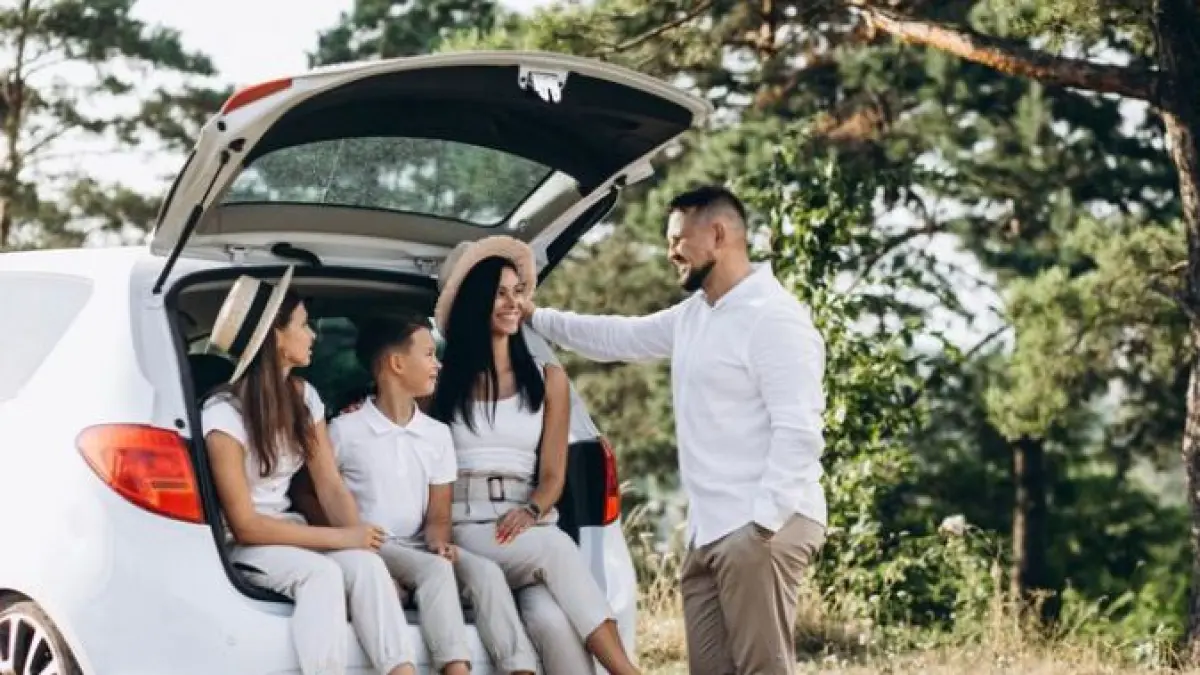 Cek daftar mobil paling irit 2026 di Indonesia! Dari Suzuki Ertiga Hybrid hingga Honda Brio, intip spek dan harganya yang bikin dompet tetap aman.
