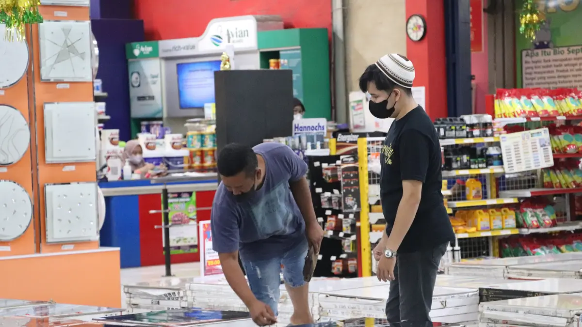 Dampak kenaikan harga plastik mulai dirasakan toko material bangunan dalam beberapa hari terakhir.