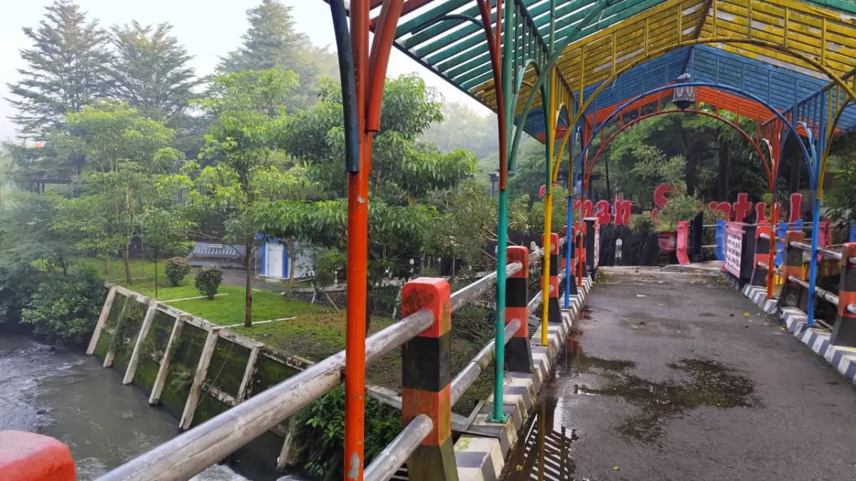 Di tengah hiruk-pikuk Kota Blitar, Taman Sentul di Jalan Trunojoyo, Kelurahan Sentul, Kecamatan Kepanjenkidul, menjelma jadi ruang publik favorit.&nbsp;