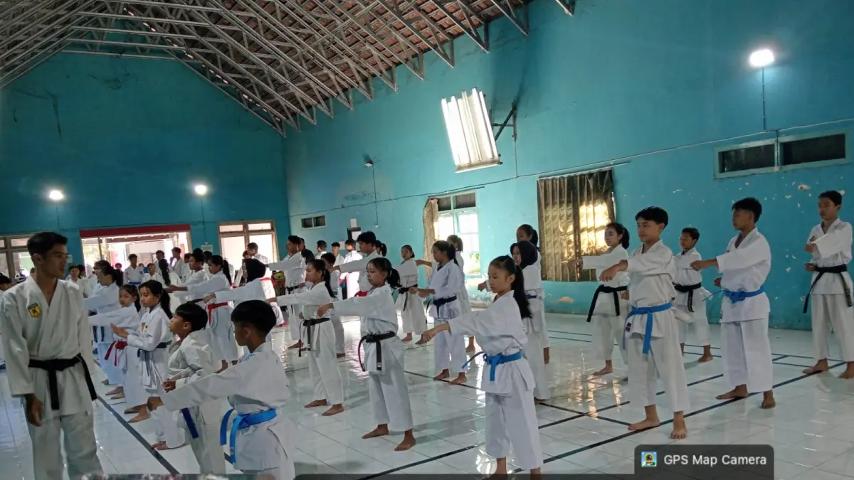 FORKI KABUPATEN BLITAR UNTUK RADAR BLITAR
KERAS: Sejumlah atlet karate usia anak hingga remaja mengikuti latihan rutin di basecamp beberapa waktu lalu.&nbsp;