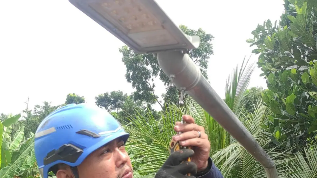 ‎LEBIH TERANG: Salah satu titik PJU yang mendapatkan perawatan dari Dishub Kabupaten Blitar.