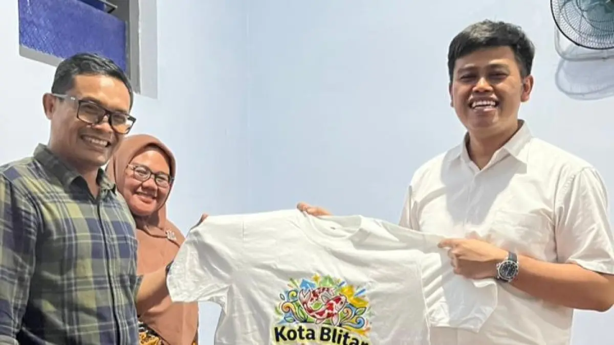 Suasana santai terlihat di kediaman Wali Kota Blitar Syauqul Muhibbin saat General Manager Jawa Pos Radar Tulungagung, Andrian Sunaryo, berkunjung dan berbincang langsung pria yang akrab disapa Mas Ibin tersebut.