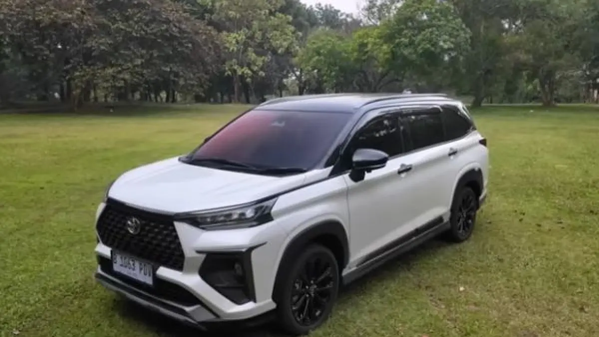 Cek fakta konsumsi BBM Toyota Veloz Hybrid! Tembus 35 km/liter dan tetap irit meski muatan penuh 7 penumpang. Mobil hybrid termurah 2025!