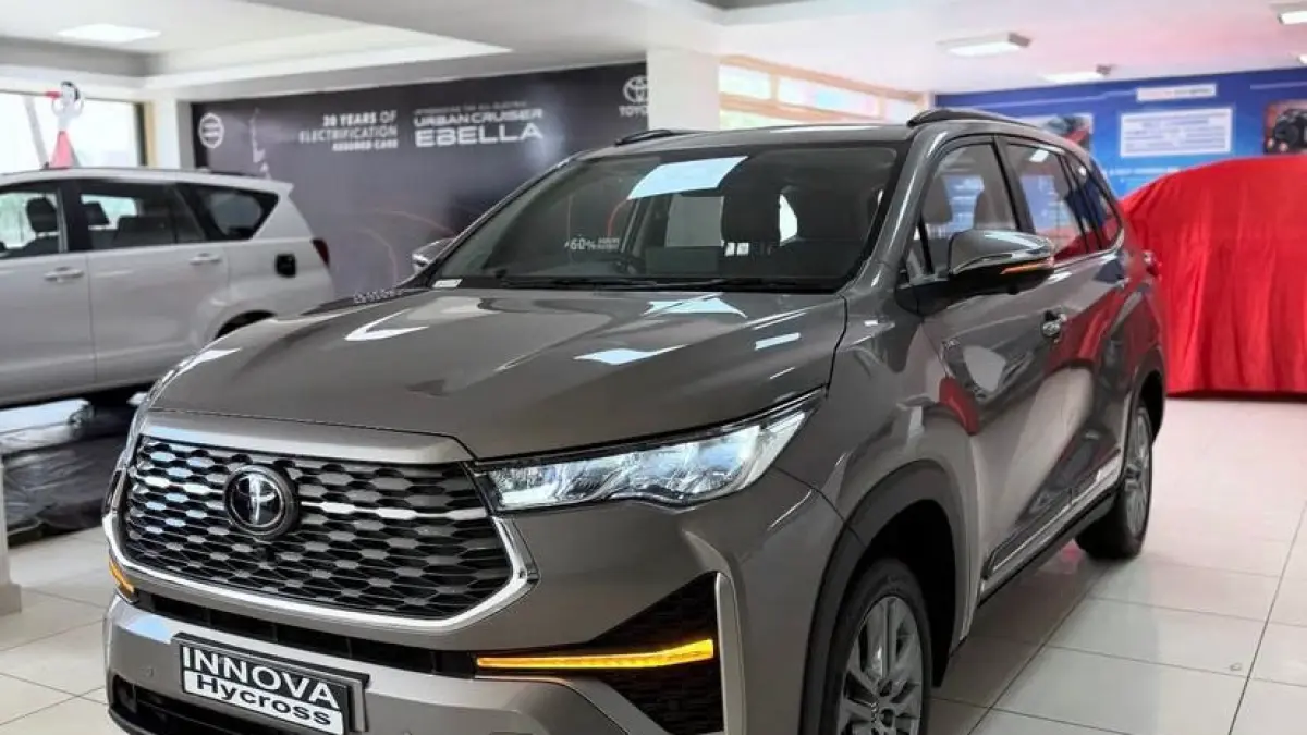 Chery Tiggo 8 LGC vs Innova Zenix: Duel sengit mobil hybrid 7-seater. Harga beda 200 juta tapi fitur melimpah? Simak perbandingan performa dan konsumsi BBM-nya!