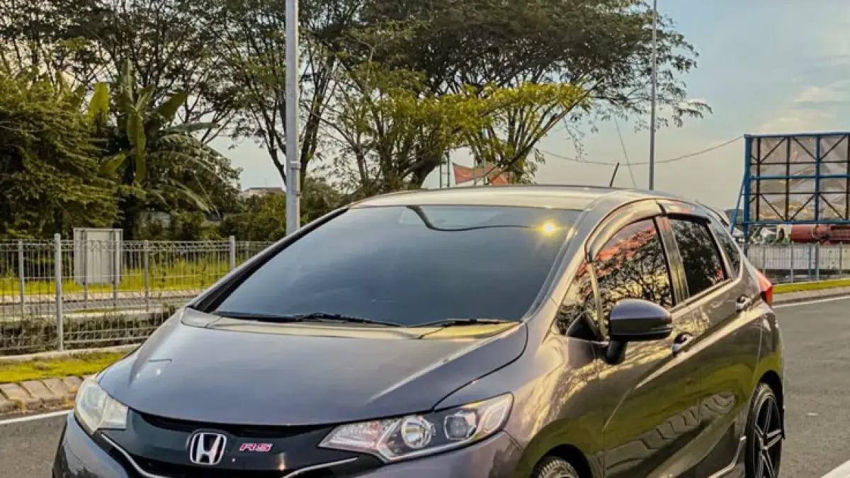 Honda Jazz bekas murah 2005–2006 dijual Rp80 jutaan. Simak perbandingan VTEC manual vs matic yang bikin bingung pilih!(Pinterest)