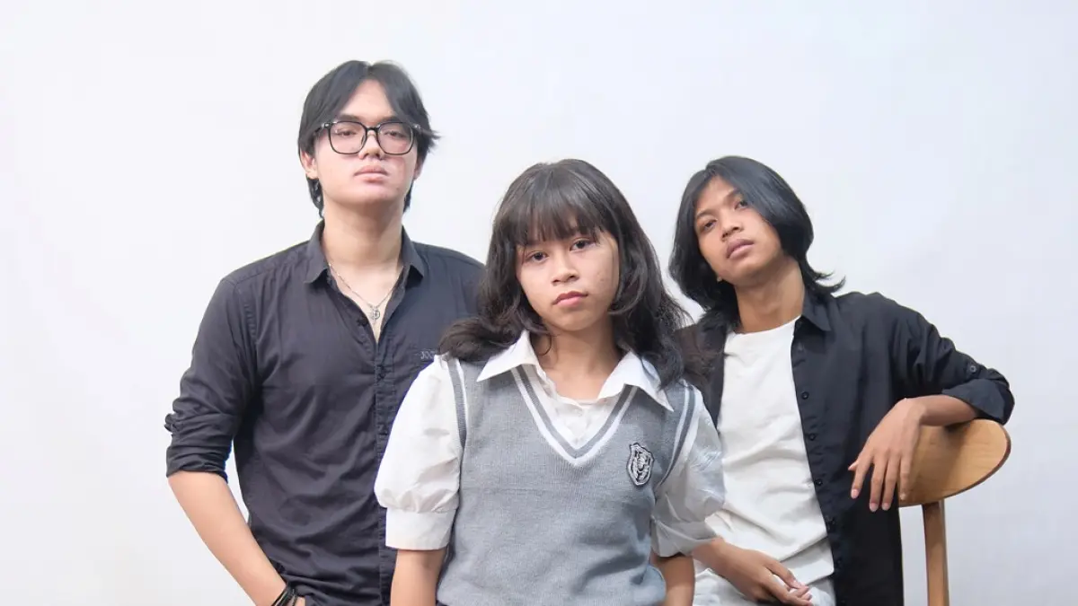 Lxntrx UNTUK RADAR BLITAR 

SIAPKAN SINGLE TERBARU: Lxntrx, band yang digawangi anak-anak muda asli Blitar telah memiliki beberapa karya lagu yang enak didengar. 
