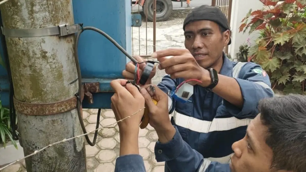 PERAWATAN: Petugas Dishub Kabupaten Blitar memperbaiki PJU yang mengalami kerusakan.
