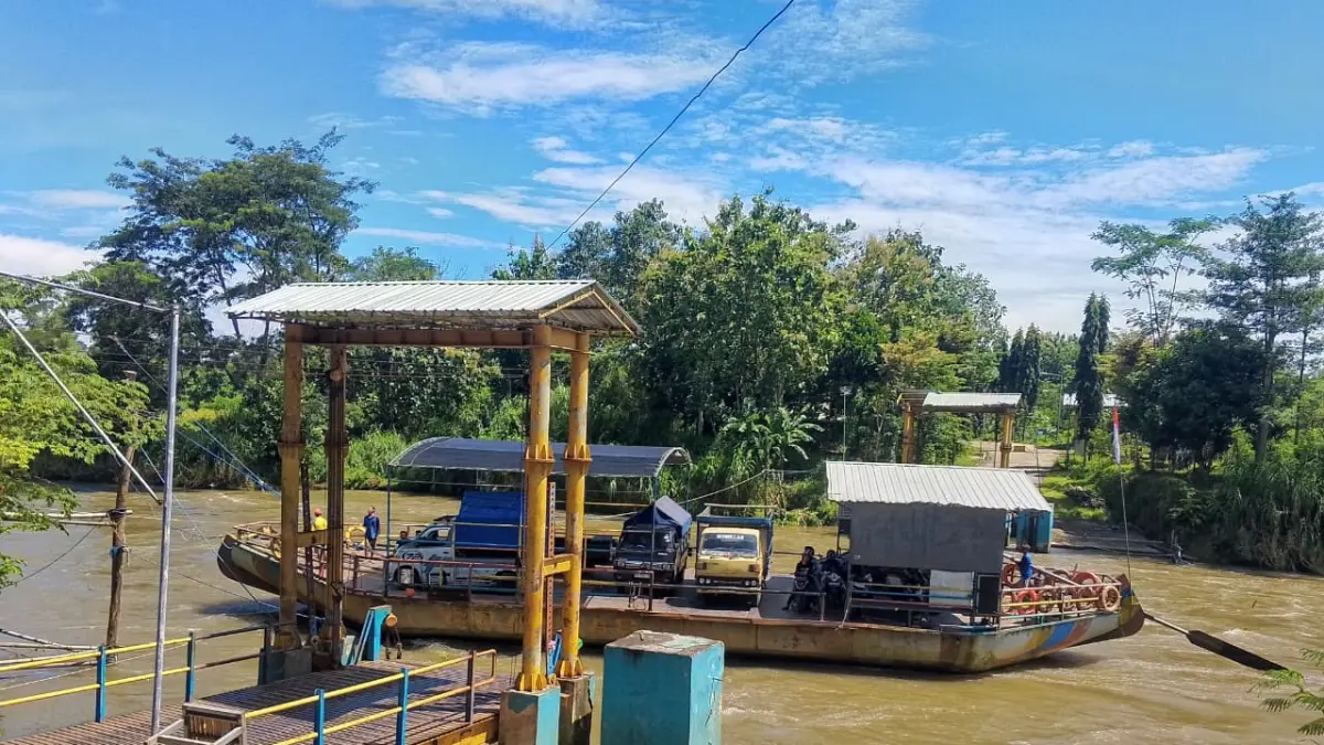 AKHMAD NUR KHOIRI/RADAR PENATARAN - ‎JAGA STANDARISASI: Salah satu dermaga penyeberangan Sungai Brantas yang sedang beroperasi.