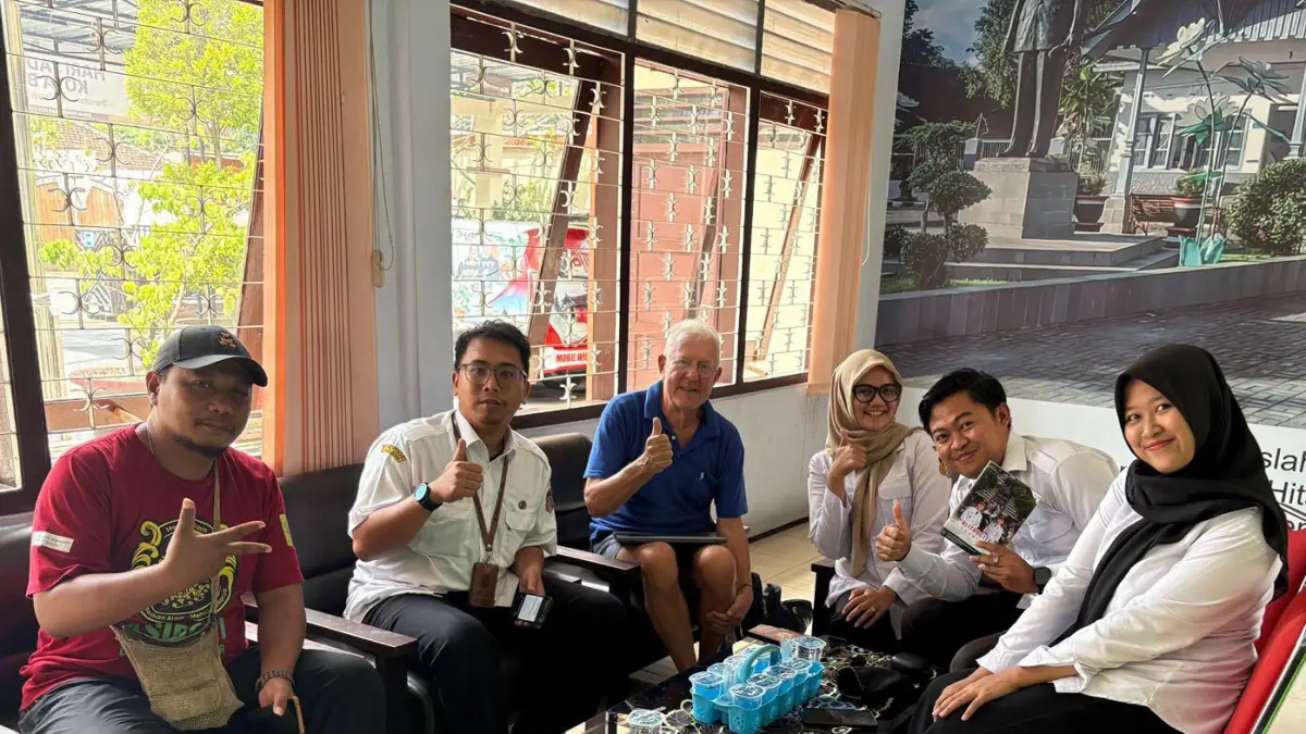 Rasa penasaran terhadap asal-usul keluarga membawa seorang warga negara Belanda, Anthonius Martinus Geul, menelusuri jejak leluhurnya di Blitar.