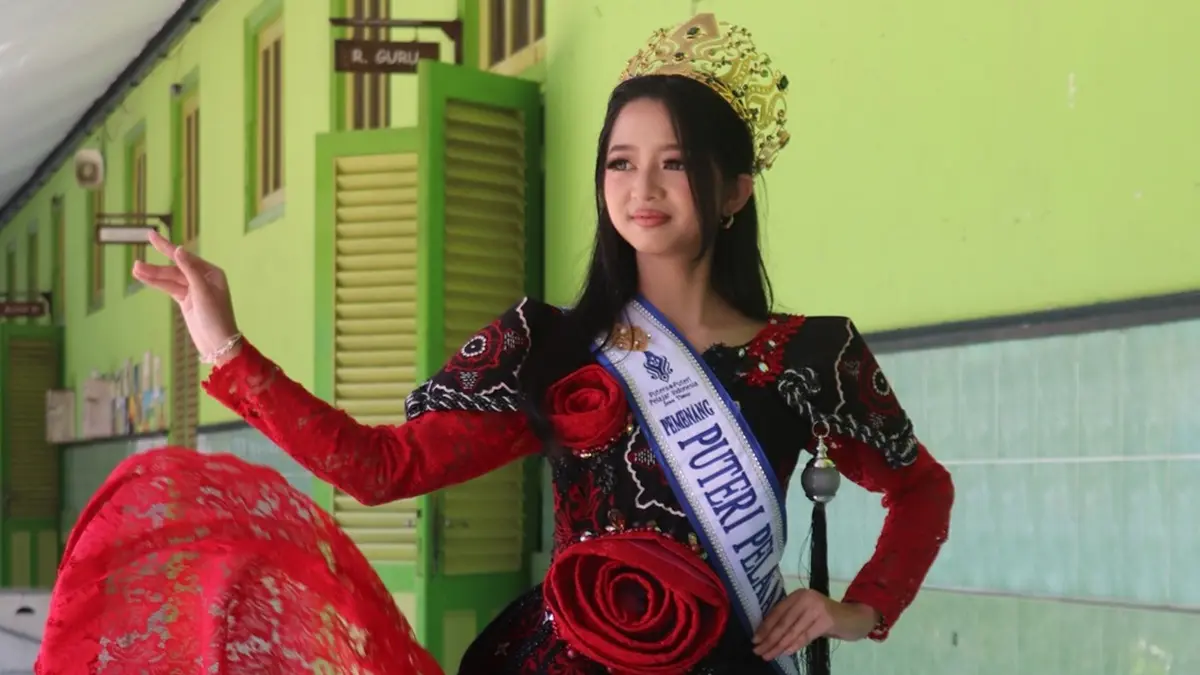 Usaha Maksimal : Duta Pelajar Jawa Timur, Bening Setia Magani saat berpose di depan koridor SMPN 1 Wlingi.