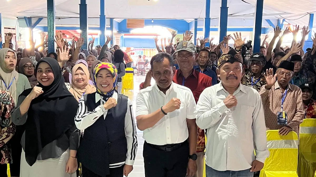Anggota DPR RI Komisi IX, Heru Tjahjono guyub rukun bersama Warga Desa Plandirejo, Kecamatan Bakung sosialisasi program MBG pada Jumat(10/4).