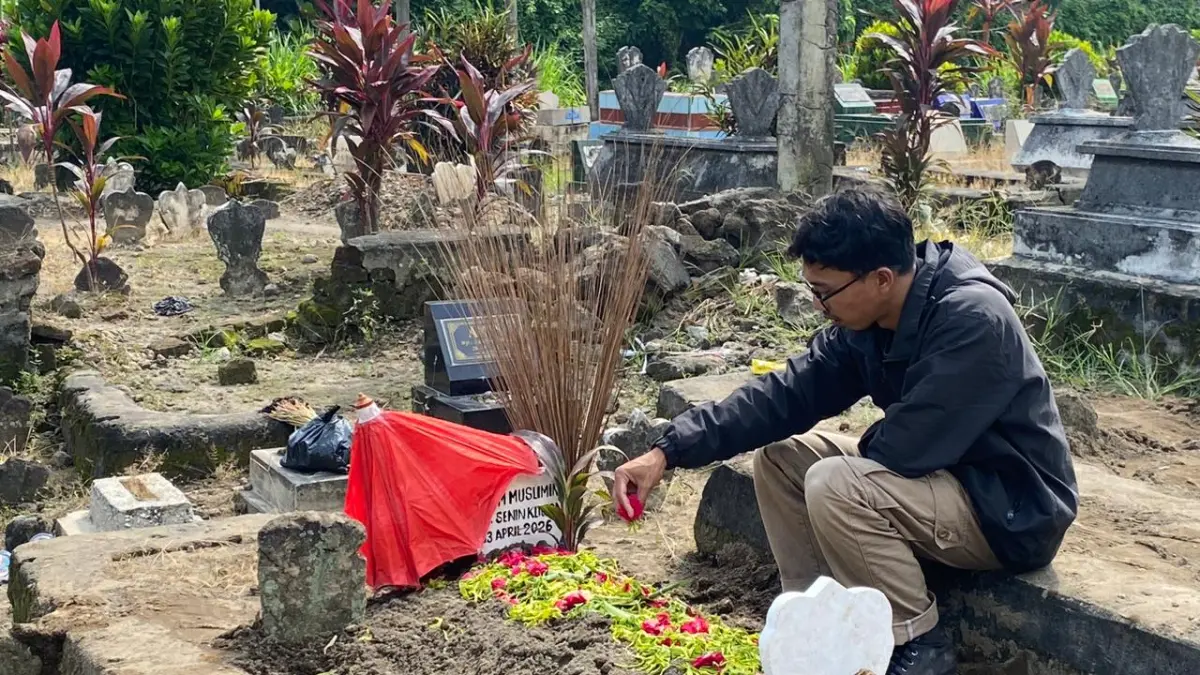 Jenazah Imam Muslimin atau yang akrab disapa Yai Mim akhirnya dikebumikan di tanah kelahirannya, Dusun Wonorejo, Desa Slemanan, Kecamatan Udanawu, Kabupaten Blitar.