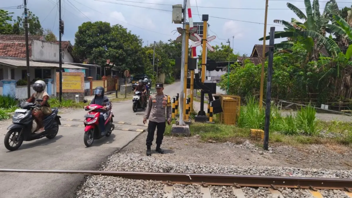 Personel Polsek Sanankulon secara rutin melaksanakan patroli sekaligus pengecekan di sejumlah perlintasan kereta api, terutama pada titik-titik yang tidak dilengkapi palang pintu maupun petugas penjaga.