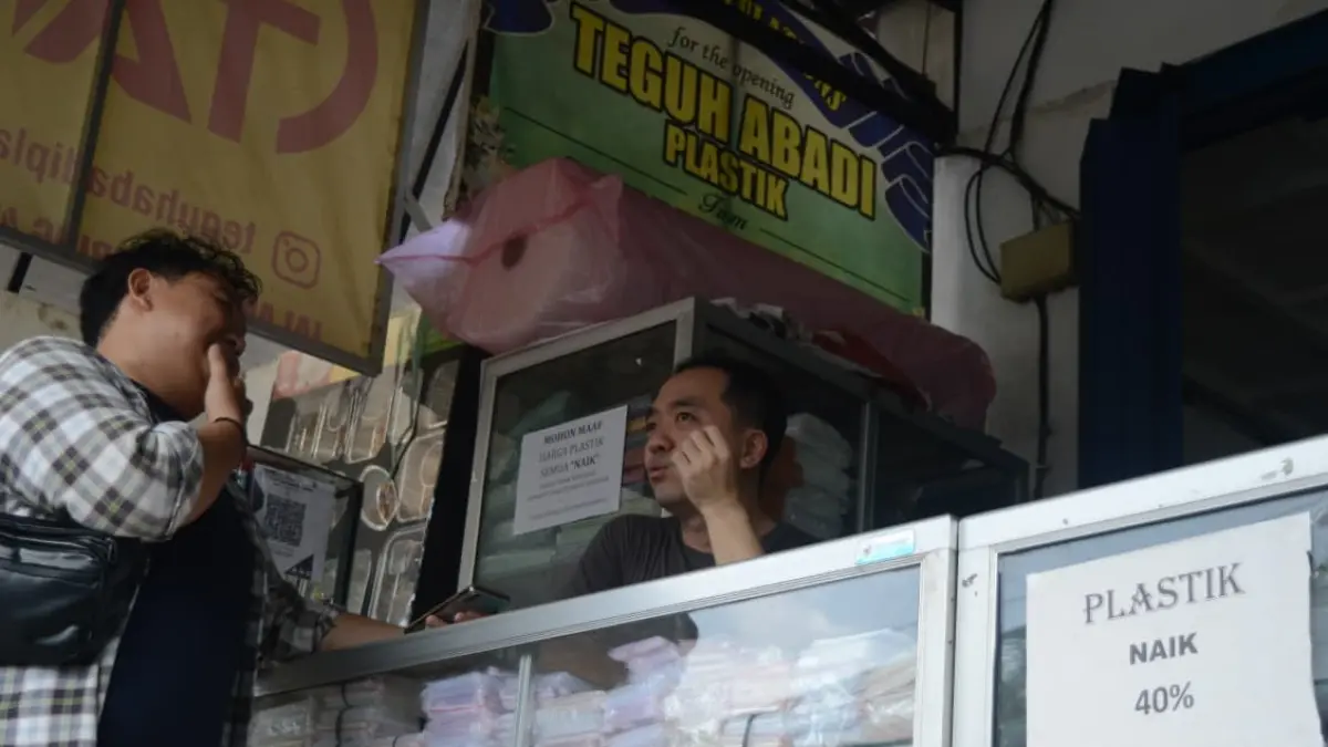 Kenaikan harga plastik mulai terjadi di Kota Blitar. Pasca-Lebaran, sejumlah jenis kemasan tercatat mengalami kenaikan antara 50 hingga 80 persen.