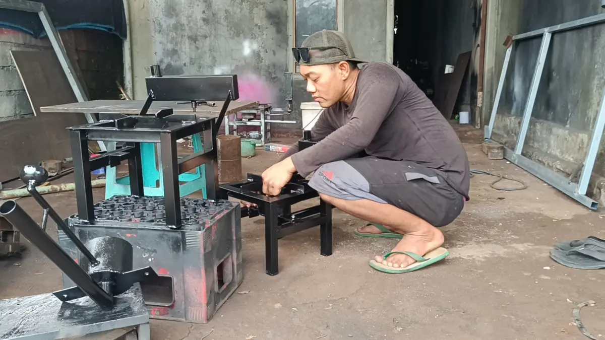 Kelangkaan gas elpiji yang belakangan dikeluhkan masyarakat mendorong munculnya inovasi alternatif bahan bakar rumah tangga