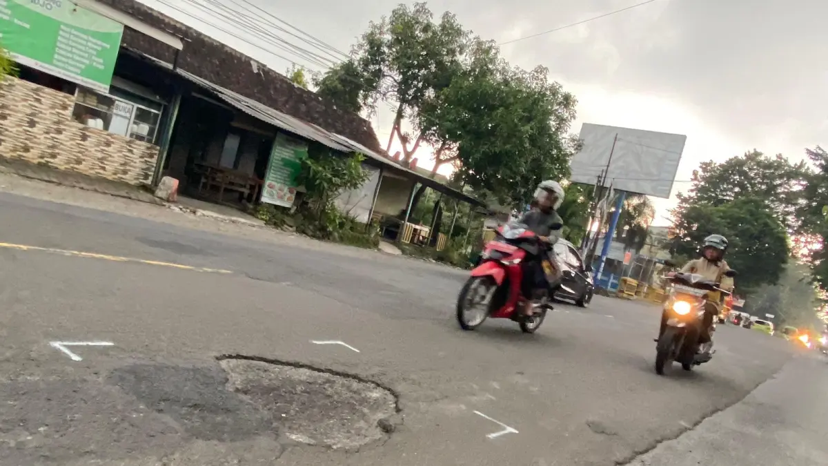 Kondisi infrastruktur jalan di wilayah perbatasan Bumi Bung Karno mulai dikeluhkan pengguna jalan.