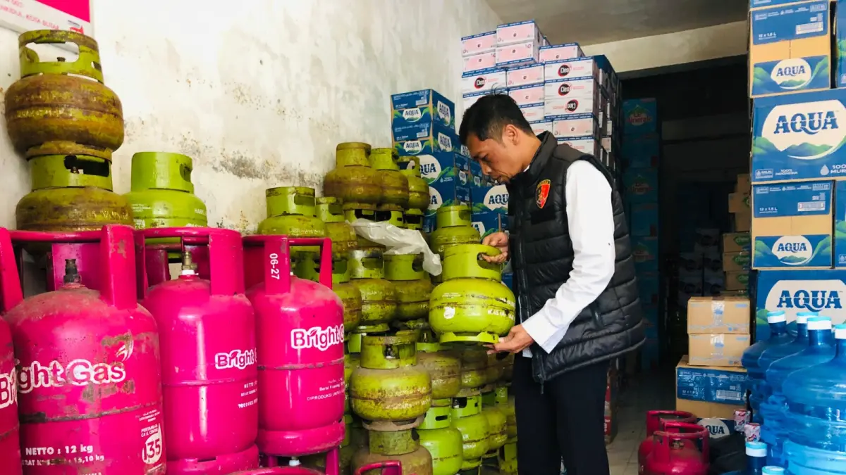 MOCH. LUKI AZHARI/RADAR BLITAR - CEK STOK: Tim gabungan, salah satunya dari Polres Blitar Kota, melakukan pemantauan langsung stok tabung gas LPG di pangkalan, Kamis (16/4).
