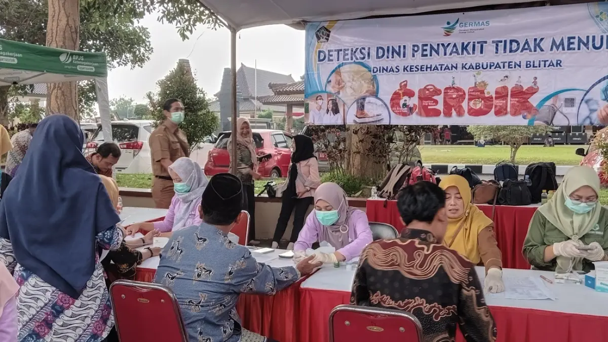 ‎DINKES KABUPATEN BLITAR UNTUK RADAR PENATARAN
‎DIPERIKSA: Tenaga kesehatan melakukan CKG pada masyarakat yang ikut berpartisipasi.

‎