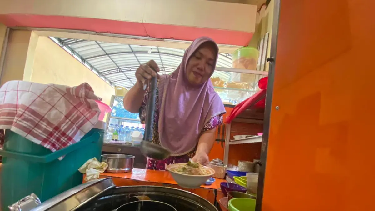 Aroma kaldu ayam yang menyeruak di sebuah gang di Jalan dr. Wahidin, Kelurahan Kepanjenlor, seolah menjadi penunjuk jalan bagi para pemburu kuliner pagi di Kota Blitar.