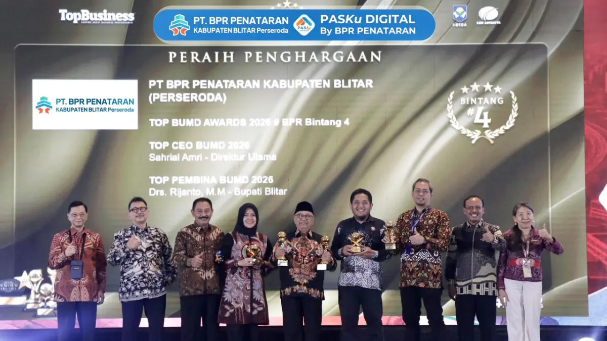BPR PENATARAN Untuk RADAR BLITAR
BERPRESTASI: Bupati Blitar Rijanto (tengah) bersama pengurus BPR Penataran serta kabag perokonomian kabupaten blitar menerima penghargaan TOP BUMD AWARDS tahun 2026.