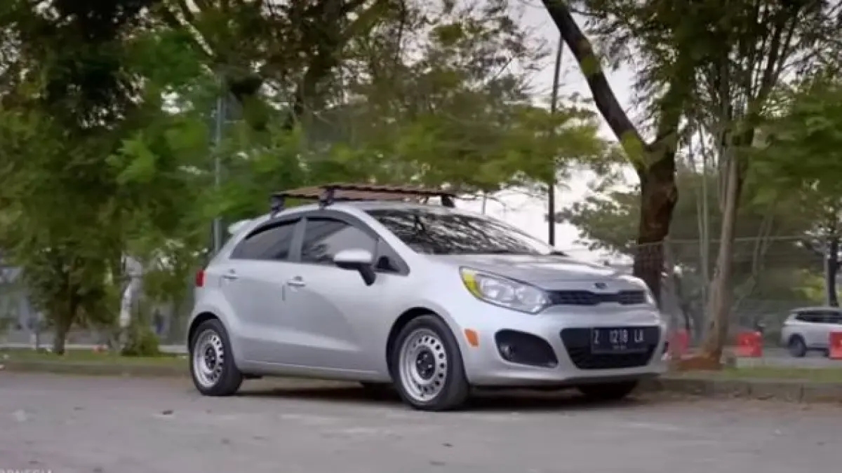 Cari hatchback CBU Korea berkualitas? Kia Rio 2014 dengan odometer rendah ini tawarkan interior mewah, fitur lengkap, dan kenyamanan berkendara optimal. (screenshot youtube)