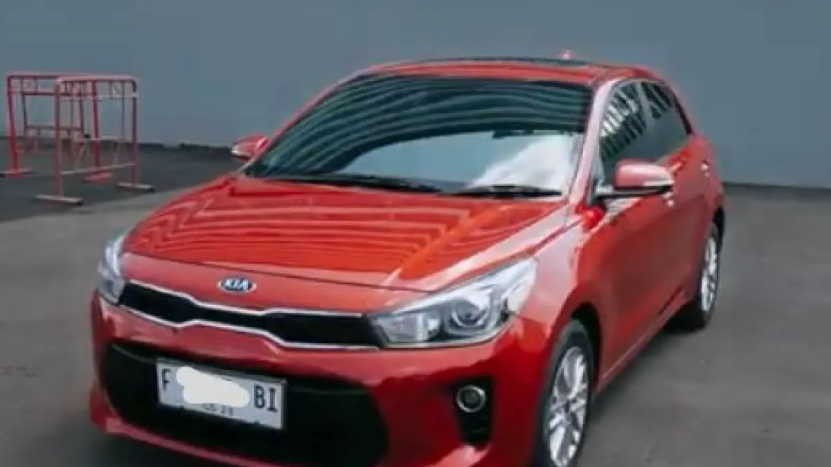 Cari hatchback murah dengan sunroof? Kia Rio 1.4 tahun 2017 ini punya kondisi super istimewa, pajak panjang, dan harga cuma Rp119 juta. Cek sekarang!(screenshot youtube)