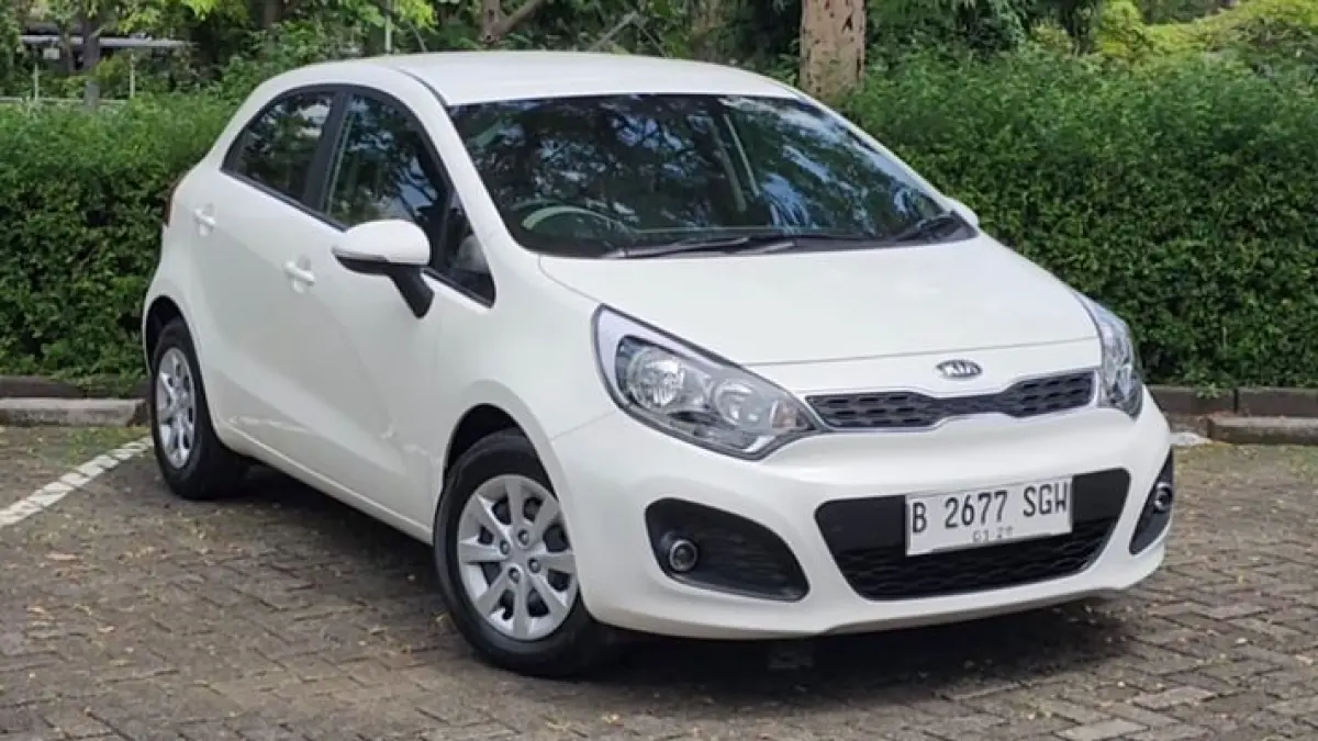 Cari hatchback murah dengan sunroof? Kia Rio 2017 ini punya kondisi istimewa, kilometer rendah, dan harga cuma Rp119 juta. Cek spesifikasinya di sini! (screenshot youtube)
